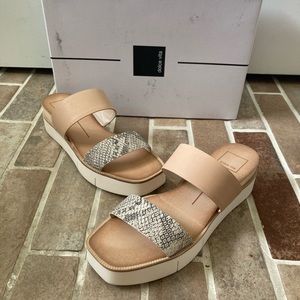 NWT Dolce Vita Parni Stone Embossed Leather Platform Sandals - Size 6.5